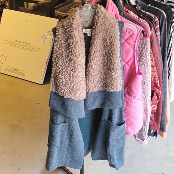 Faux sherpa fur vest - Picture 5 of 7